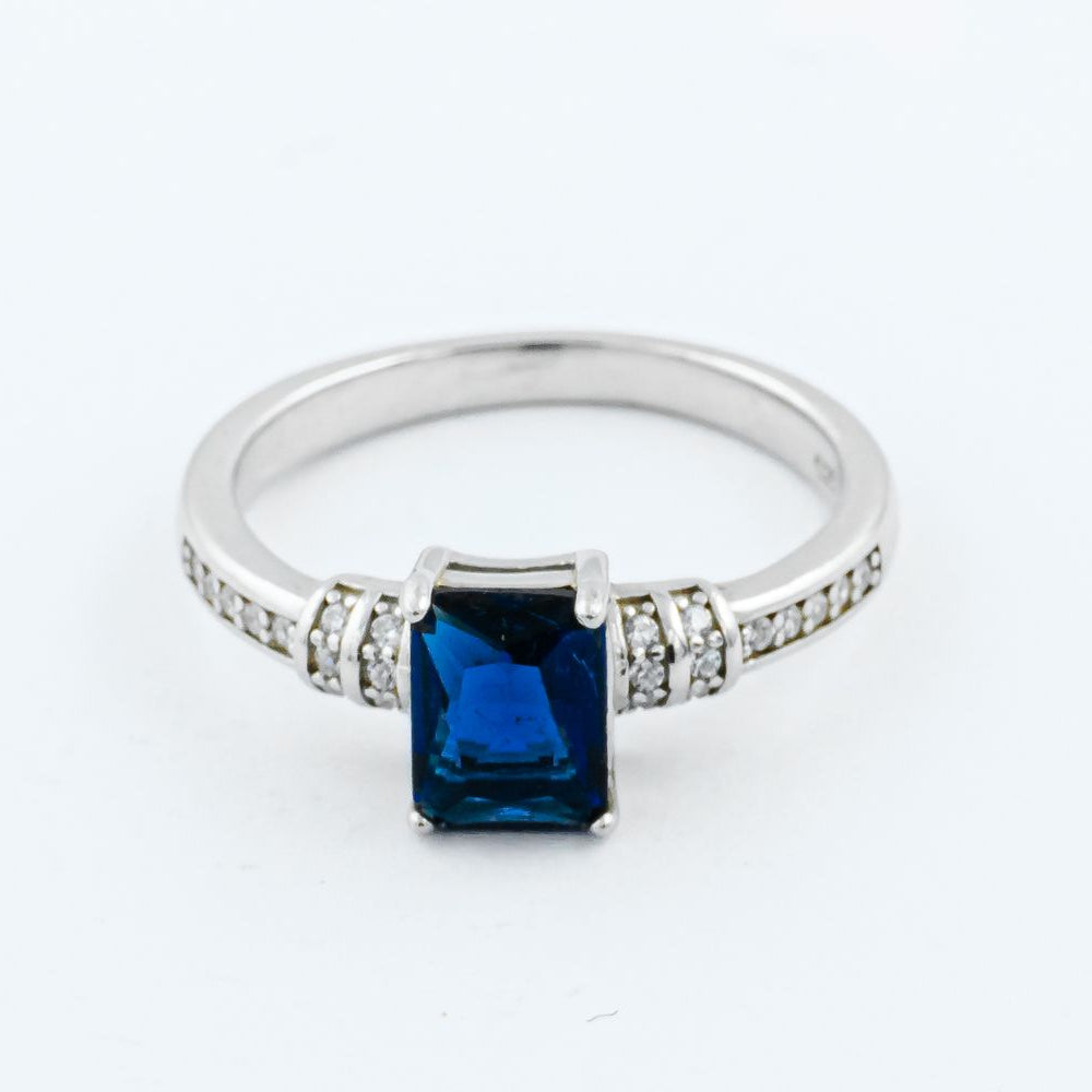Sapphire gemstone, the September birthstone