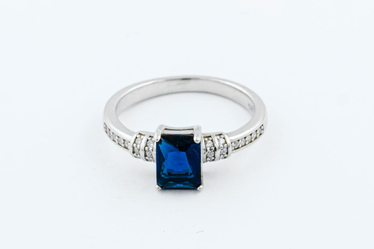 Sapphire gemstone, the September birthstone